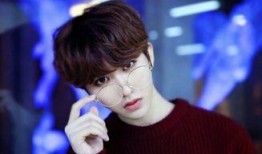 蔡徐坤爆料儿时趣事视频,童年萌态引网友热议